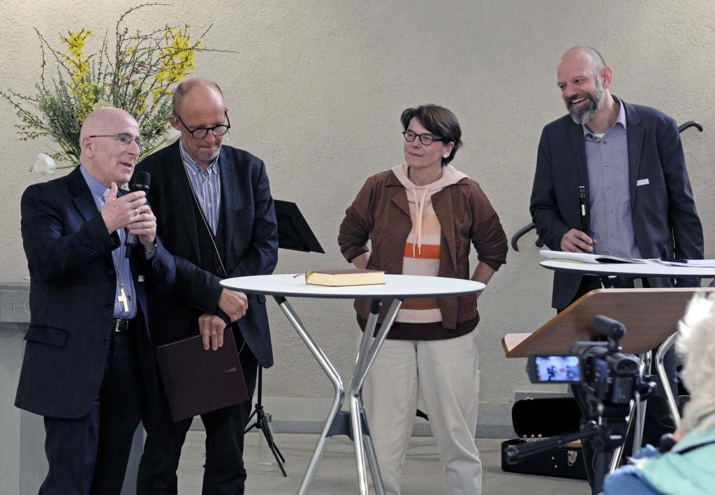 Bischof Joseph Maria Bonnemain, Gesprächsleiter Ralph Kunz, Christina Aus der Au und Lukas Amstutz im Podium